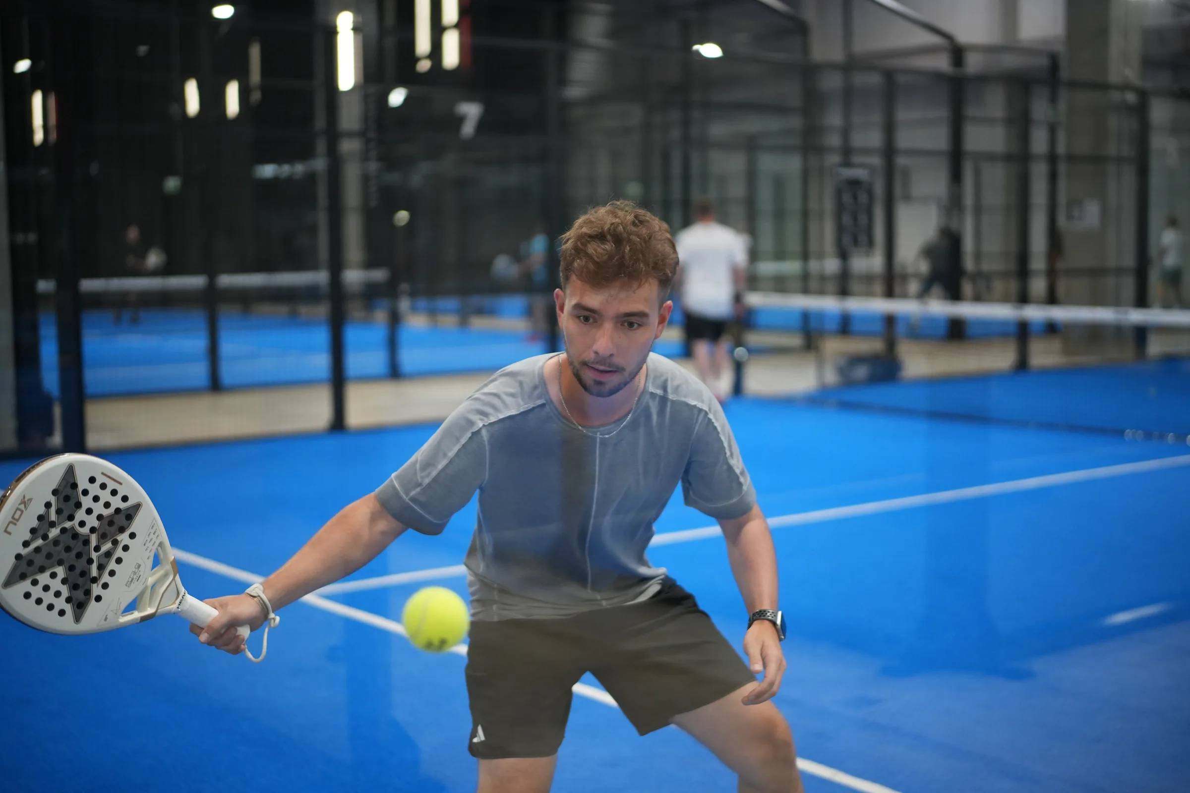 Dynamischer Ballwechsel auf einem Court von Pop-Up Padel STP