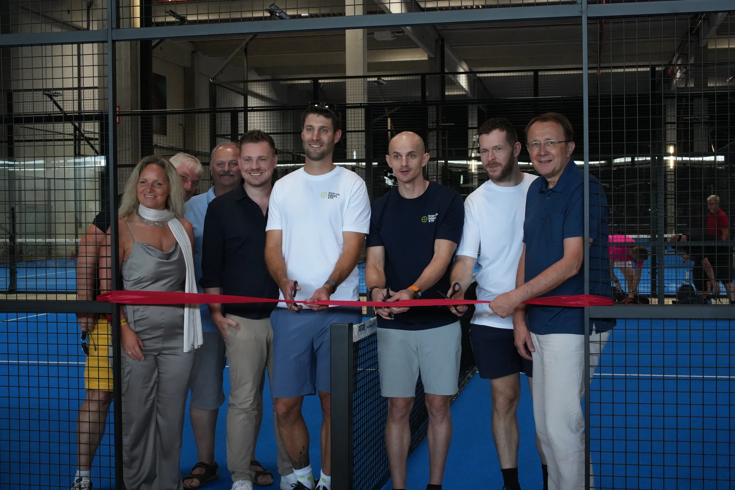 Feierlicher Bandschnitt bei der Eröffnung von Pop-Up Padel STP
