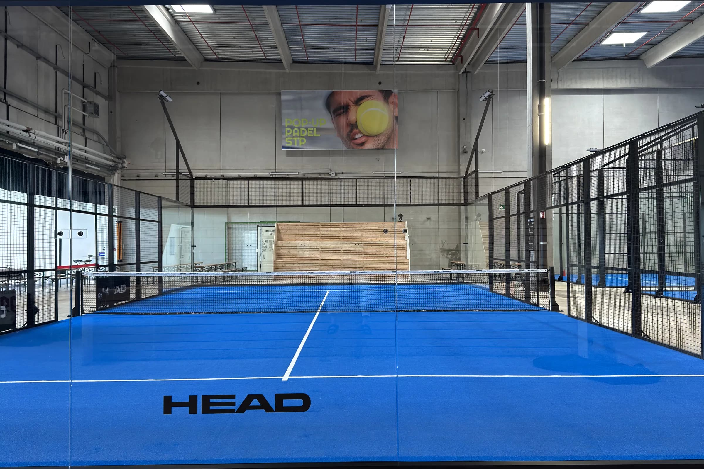 Übersicht über die Indoor-Courts von Pop-Up Padel STP