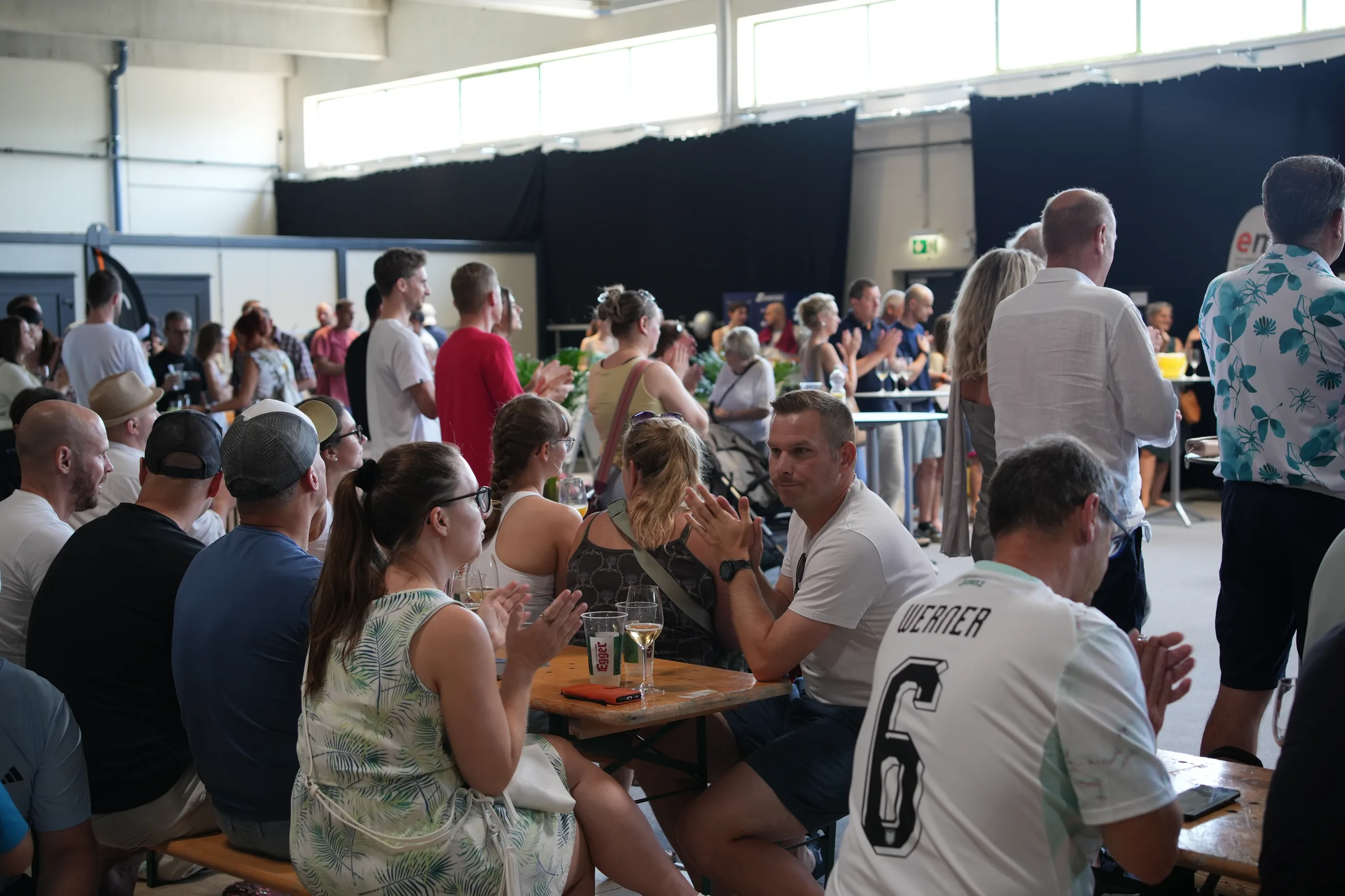 Gäste feiern gemeinsam die Eröffnung in der Padelhalle